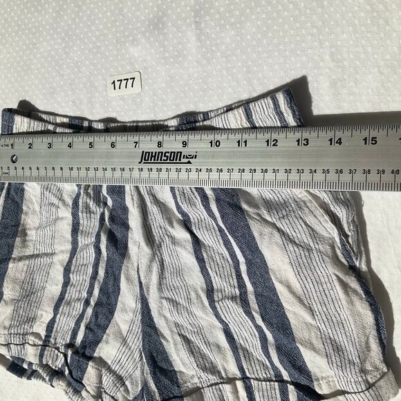 FOREVER 21 Women’s Casual Shorts size S, Stripes Blue & White - Picture 2 of 9